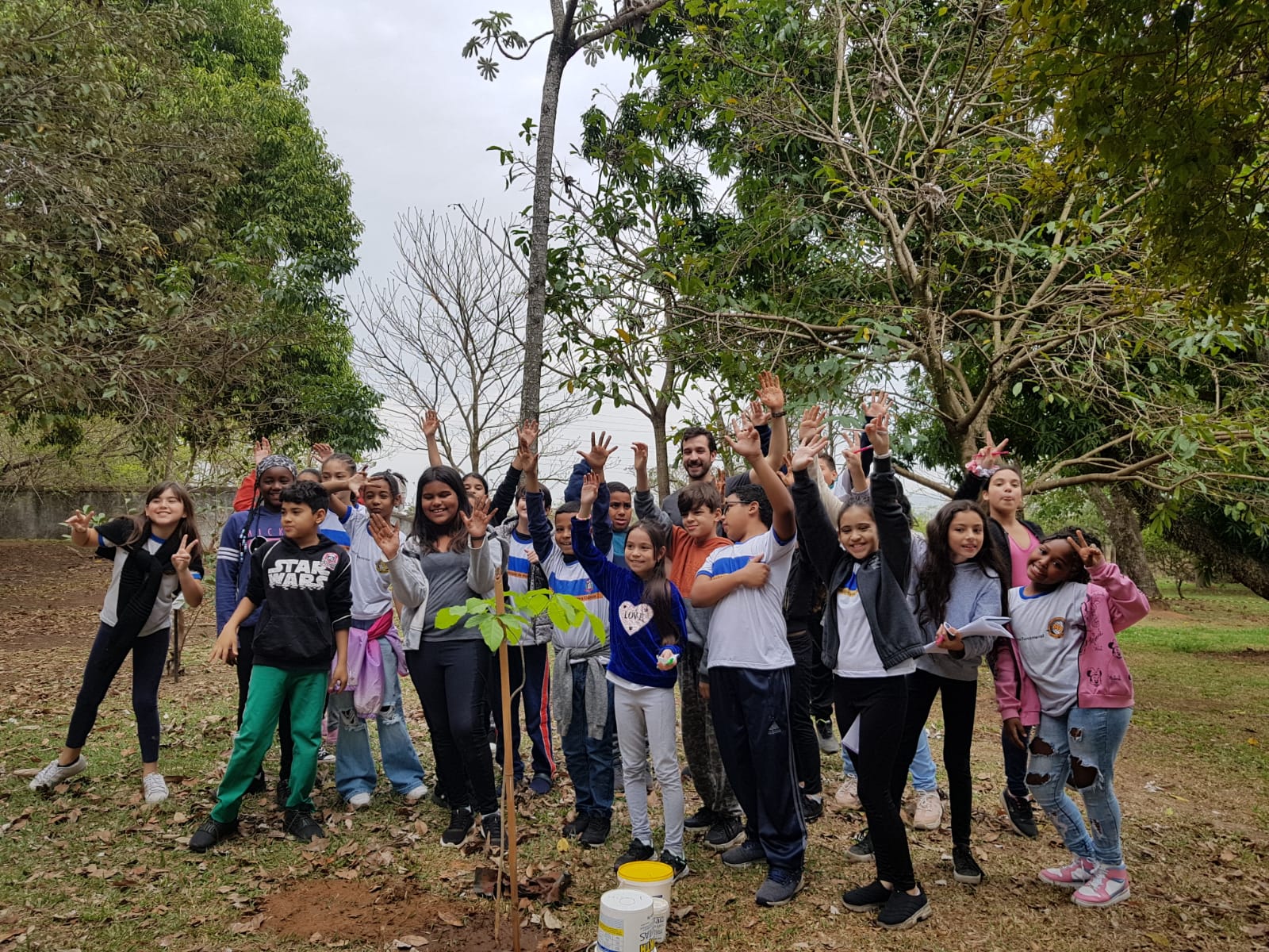 Consórcio PCJ celebra Dia da Árvore com peça de teatro, exibição de vídeo sobre projetos de reflorestamento e plantio de ipês com visitantes da Casa + Sustentável