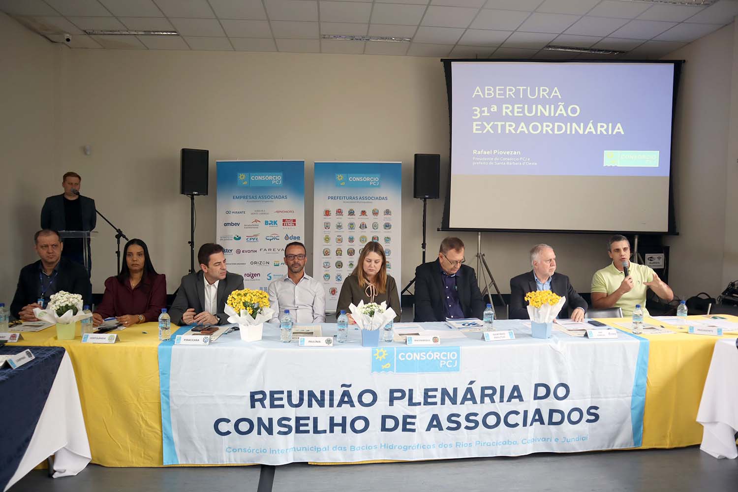 Mesa de trabalho da 97ª Reunião Plenária do Consórcio PCJ, presidida pelo Prefeito de Santa Bárbara d'Oeste (SP), Rafael Piovezan